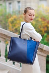 Le sac à main bleu et velours bleu l'insoutenable légèreté de la Maison Bonnamour